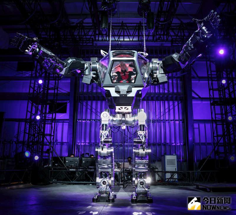 ▲Amazon 創辦人Jeff Bezos坐上南韓「未來科技公司」研發的4公尺高巨型機器人METHOD-2。（圖／翻攝自Jeff Bezos @Twitter）