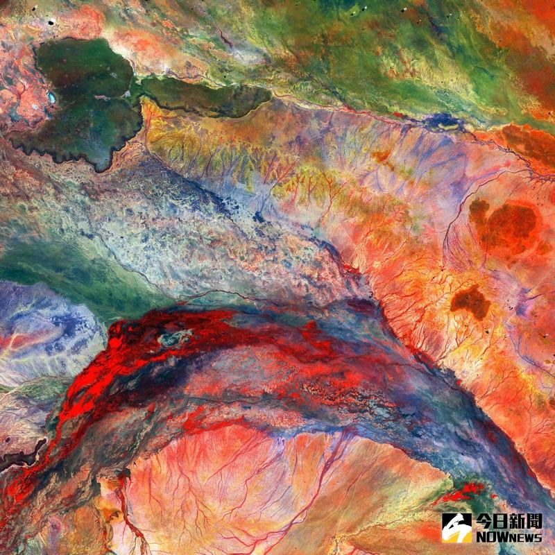 內陸三角洲和肯亞東北部的沼澤地。河水從內陸三角洲流入乾旱的非洲平原，在地勢較低的中心位置形成沼澤和濕地。深色部分（左上）是古代火山噴發留下了玄武岩地貌。