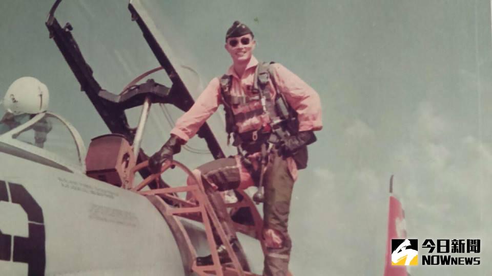 ▲國防部長馮世寬年輕時擔任飛官的英姿。（圖／國防部提供.2017.3.26）