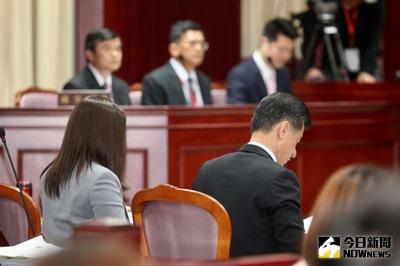 備受矚目的同婚釋憲案，司法院大法官會議24日召開憲法法庭，就同志婚姻議題進行言詞辯論。關係機關法務部代表、法務部長邱太三（前右）出席。中央社記者吳翊寧攝  106年3月24日