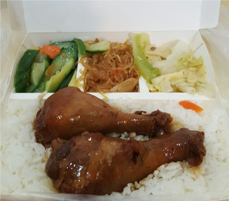 ▲滷雞腿沒了剩「雙滷便當」，他打開後卻傻眼。（圖／翻攝自Dcard）