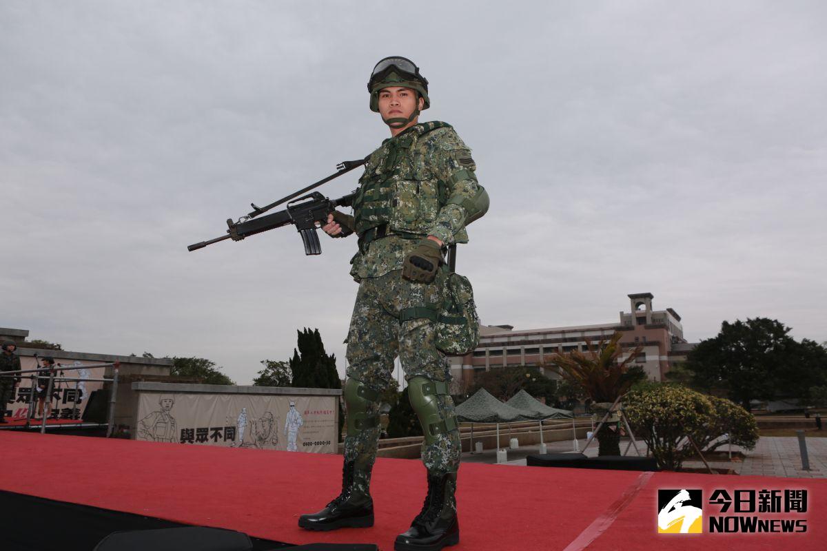 ▲2017年3月10日，陸軍六軍團在楊梅高山頂營區，安排六軍團所屬各戰鬥部隊、戰鬥支援及勤務支援部隊進行軍服走秀。（圖／陸軍司令部提供）