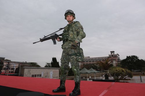 「國軍軍服走秀閱兵」共軍笑到失去戰力？事實查核中心報告出爐
