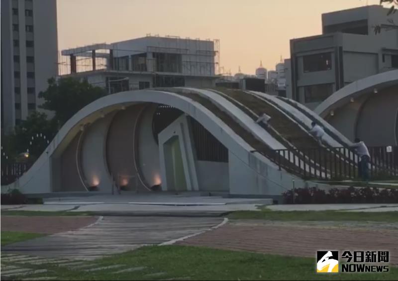▲台中市文修公園廁所屋頂如蝸牛殼般，被遊客當溜滑梯。（圖／翻攝自爆料公社）