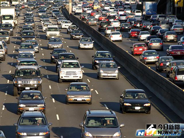 ▲228連假將至，高公局指出，去年228連假期間，國道每日平均發生255件事故，多半是人為疏失，呼籲駕駛人應養足精神再上路，並隨時注意路況。（圖／NOWnews製）