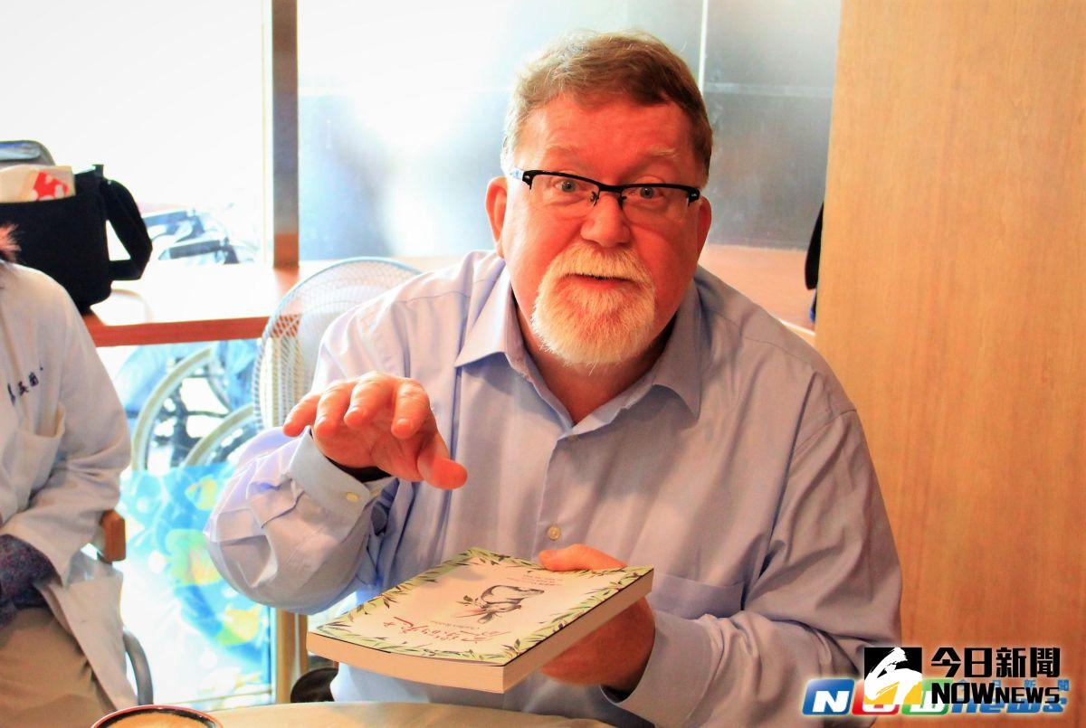 ▲蘇慕理牧師花三年時間創作《家樂的兔子》，收集他獨子8歲時講的床邊故事。（圖／記者陳宗傑攝2017.3.22）