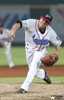 桃猿銳先發戰中信兄弟 中華職棒4日在桃園棒球場進行中信兄弟與Lamigo桃猿的賽事，桃猿派出銳擔任先發投手。中央社記者張新偉攝  103年7月4日