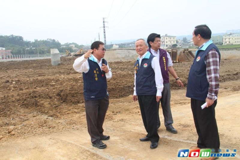 ▲苗栗縣銅鑼交流道東延段道路工程即將於今年10月完工通車，(中間)希望民眾前來欣賞杭菊花海不塞車，圖為他勘察現場情形。（圖／記者黃進恭攝，2017.3.30）