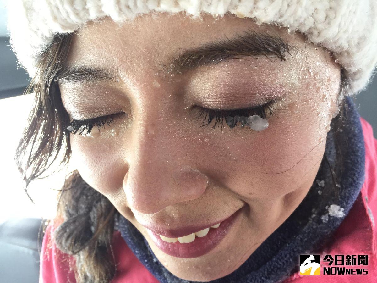 ▲王瞳見樹冰雪景，冷到睫毛都結冰。（圖／民視提供，2017.3.8）