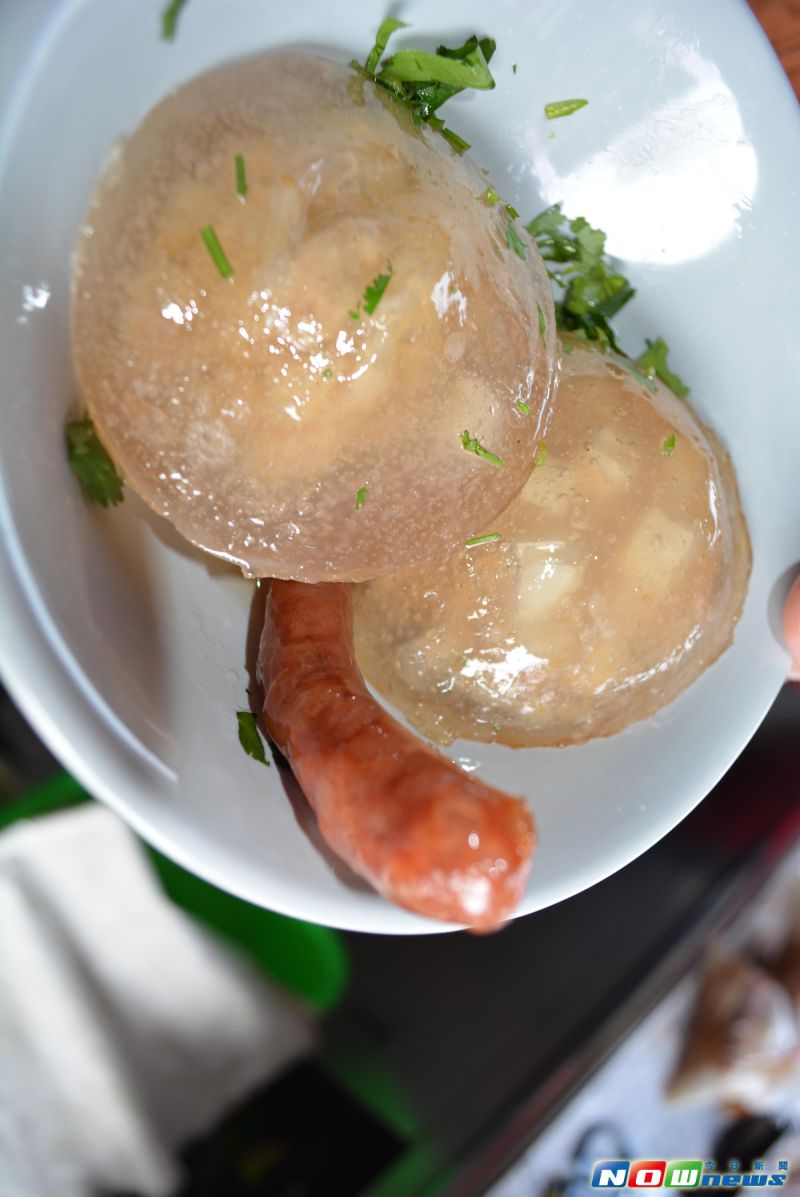 ▲兩顆肉圓、一條香腸，擺放在碗裡面的時候，擺放的角度看起來還會令人莞爾一笑。（圖／記者陳雅芳攝，2017.3.15）