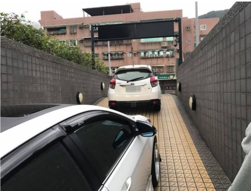 ▲網友在臉書不公開社團｢爆料公社｣PO出照片，直指某輛自小客車停在社區停車場的出入口坡道，造成車輛無法駛出。（圖／翻攝自爆料公社）