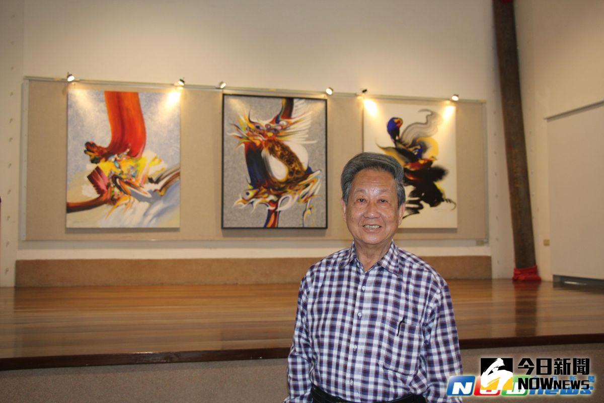 ▲鹿港公會堂舉辦「許輝煌教授80回顧展」，展出近年的繪畫作品，抽象作品十分奇妙，讓觀眾有很多自由心證的聯想。（圖／記者陳雅芳攝，2017.3.3）