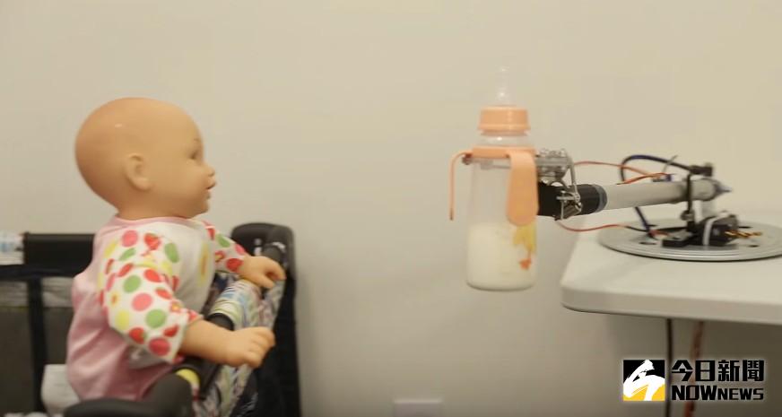 ▲加拿大發明家研發餵奶神器 ，一「出手」寶寶真的立馬變成絕不哭鬧 。（圖／翻攝自YouTube）