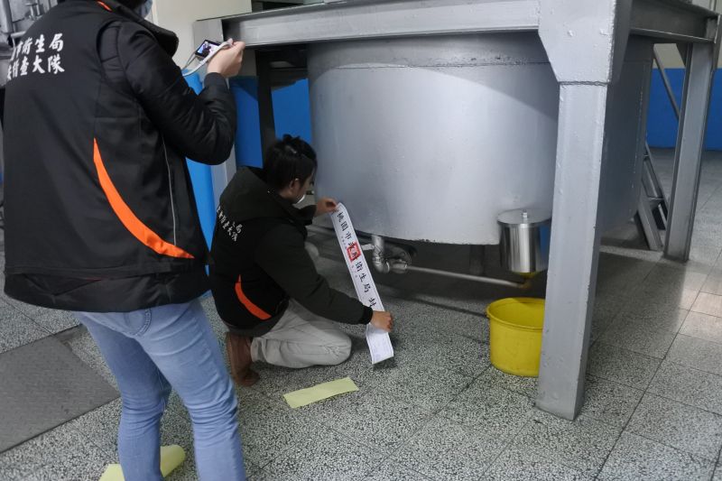 ▲遠東油脂廠使用逾期原料再製，桃園衛生局封存違規油槽 。（圖／桃園市衛生局提供）
