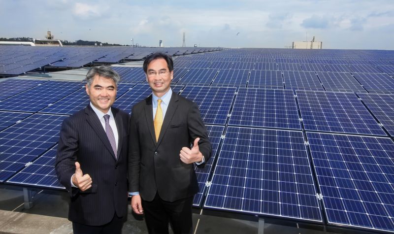 ▲友達龍科廠太陽能電廠落成，每日發電3萬度，相當於供給3000戶家庭的每日用電量。圖右為友達總經理暨營運長蔡國新，左為太陽能事業總部資深協理林恬宇。（圖／友達光電提供）