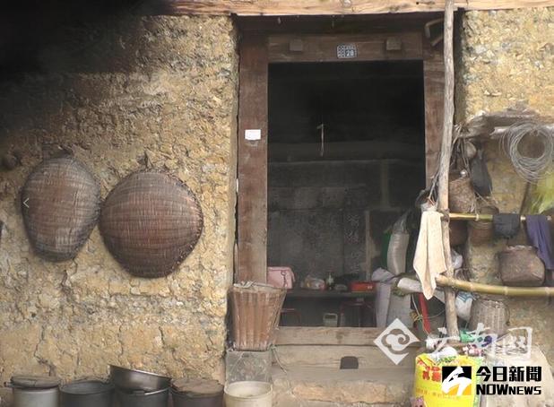 墳墓正對著堂屋大門。