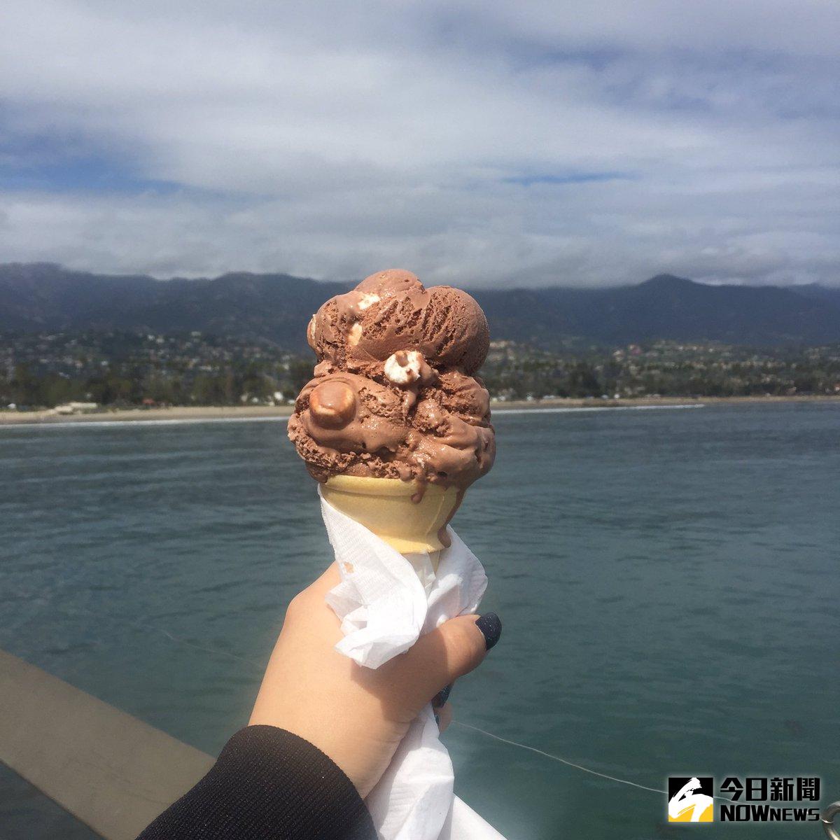 ▲她拿冰淇淋拍照，海鷗突飛來大口吃掉。（圖／翻攝自推特）