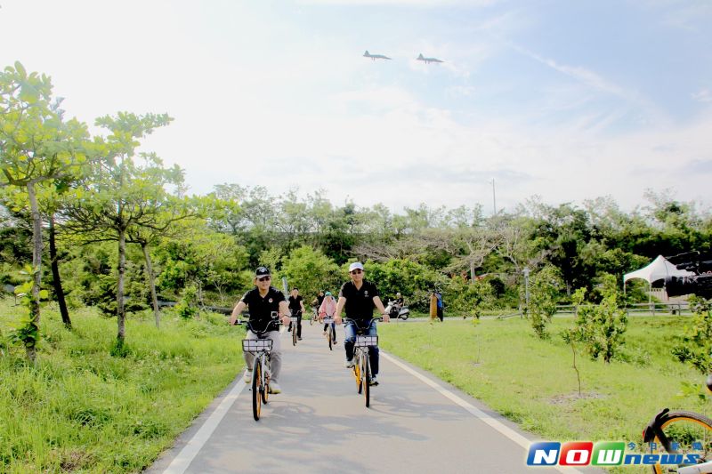 ▲今（25）日台東縣長黃健庭也特地前來活水湖體驗試乘，並親自掃描單車上的QR code並使用oBike繞行一圈，配合台東市區的自行車友善騎乘環境，在騎乘體驗上讓縣長感受到智能公共單車系統的高度便利性。（圖／記者劉修銘翻攝，2017. 04. 25.）