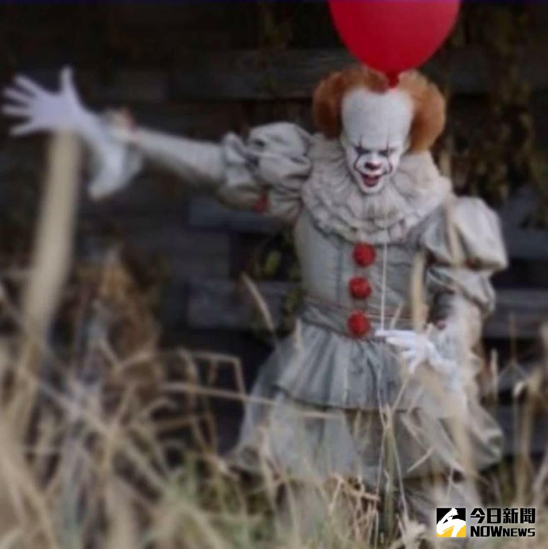 ▲恐怖小丑佩尼懷斯回來送氣球了，小朋友們快來拿唷！（圖／翻攝自臉書，2017.03.30）