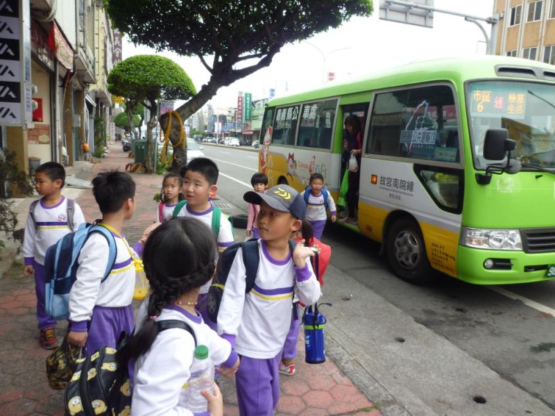 ▲小朋友第一次搭公車遊嘉義。(圖/記者陳伯合翻攝，2017.04.14)