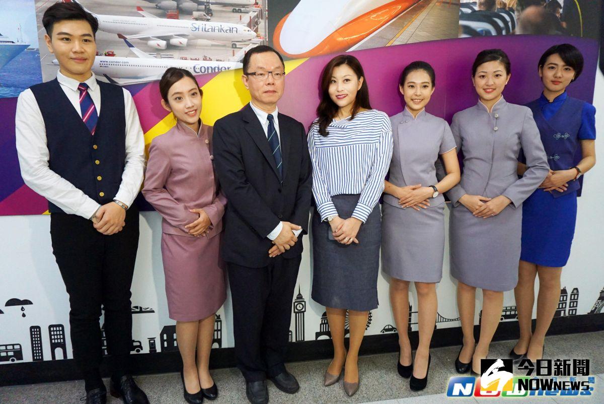 ▲大葉大學觀光學院葉忠興院長(左三)帶領「空勤培訓中心」學員歡迎考生。（圖／記者陳雅芳攝，2017.4.1）