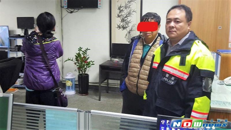 ▲新竹縣峨眉鄉一名女子(左)意圖輕生，所幸警員黃政雄(右)及時趕到勸慰，救回一命。（圖／竹東分局提供，2017.4.26）