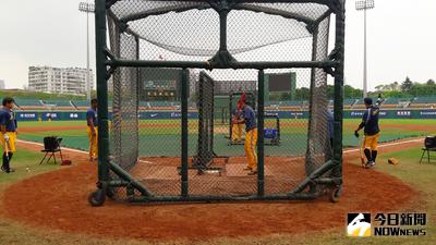 中信兄弟賽前打擊練習，打擊籠出現罕見裝置，網子直接擺在本壘板上，總教練史耐德親自抱球給張志豪、周思齊，據說這是美國名將卡諾（Robinson Cano）特殊練法。中央社記者林宏翰攝　106年4月9日