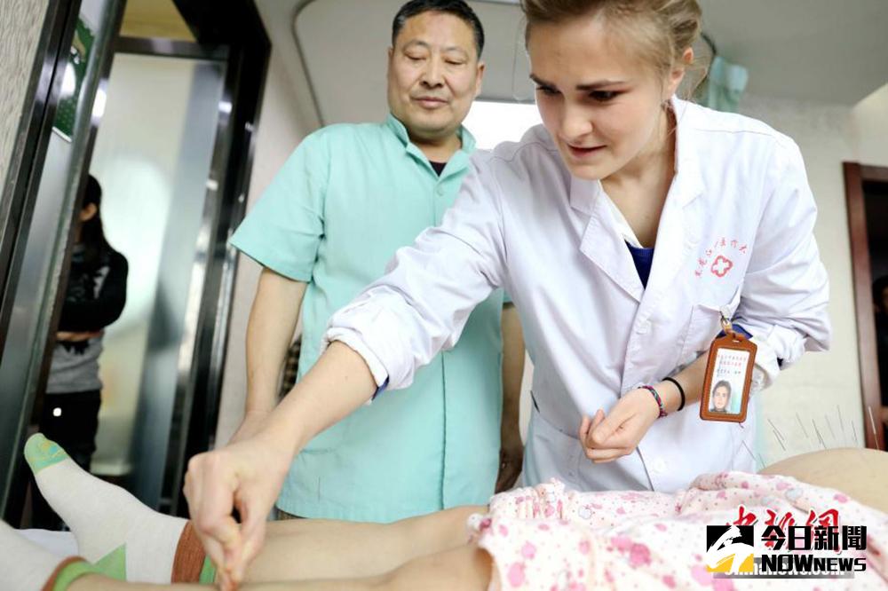 法國美女愛吃鍋包肉想開中醫館。