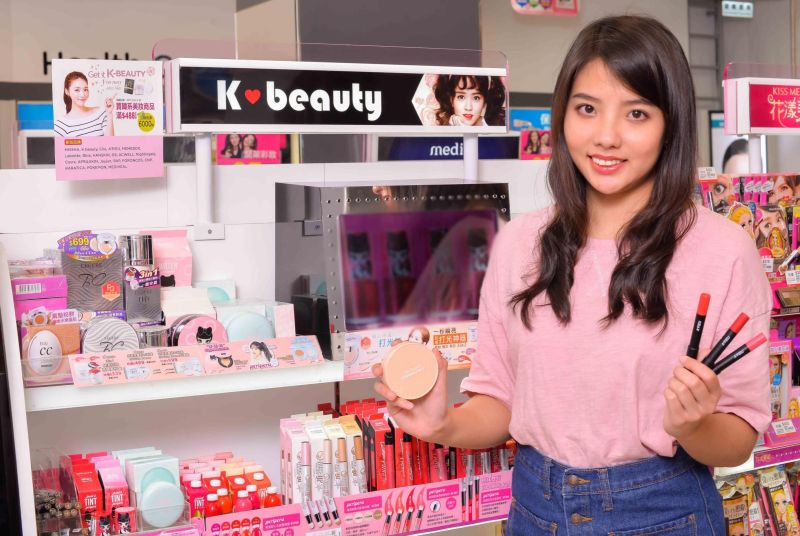 ▲屈臣氏看好韓系美妝趨勢，4月全新引進MISSHA絲絨完美濾光氣墊粉餅、A’PIEU蠟筆唇膏，並首度推出會員獨享消費滿額可享加贈點數的優惠。（圖／屈臣氏提供）