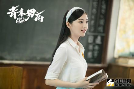 ▲景甜再度大變身，脫掉盔甲改當人師。（圖／翻攝自微博，2017.04.11）