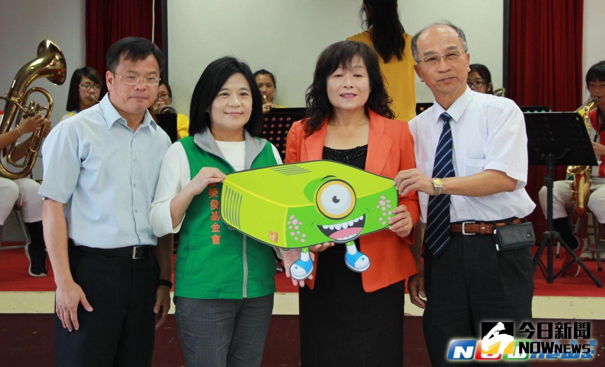 ▲基金會執行長鍾德美（左2）。（圖／NOWnews資料照，2017.04.28）