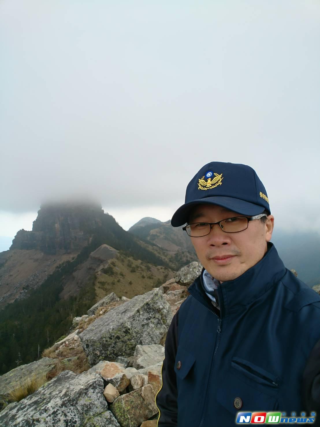 ▲今年40歲胡憲輝任職保七總隊第五大隊，熱愛山林的他，拍攝螢火蟲已有10年，他說，謝謝螢火蟲暗夜發出優雅光芒帶領他回到童年時光，更希望自然環境不要過度人為破壞，讓螢火蟲恣意飛翔。（圖／保七總隊第五大隊胡憲輝提供，2017.4.30）