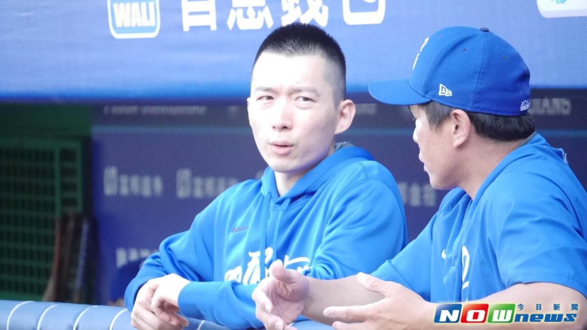 ▲領隊蔡承儒（左）與葉君璋總教練討論。（圖／吳政紘攝）