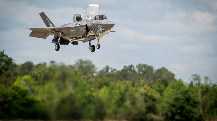 ▲F-35B戰機機背上配備舉升扇，能夠不需跑道進行垂直起降。（圖／美國海軍陸戰隊）