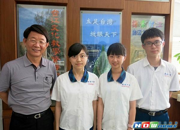 ▲鄭宇媗\\(左2\\)同學除了錄取中興大學獸醫系外，同時也錄取成大資工系，更是同時與同窗6年的鄭乃維、江詠忻3人一起進台灣大學獸醫系，將繼續成為同班同學。（圖／瀛海中學提供）