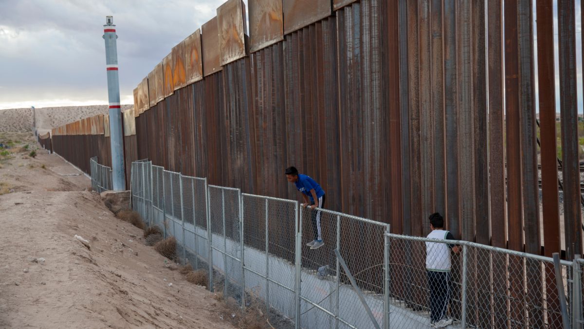 ▲美國近日派遣包機遣返116名中國非法移民，這些非法移民大量自美墨邊境湧入。圖為美墨邊界圍牆。（圖／達志影像／美聯社）