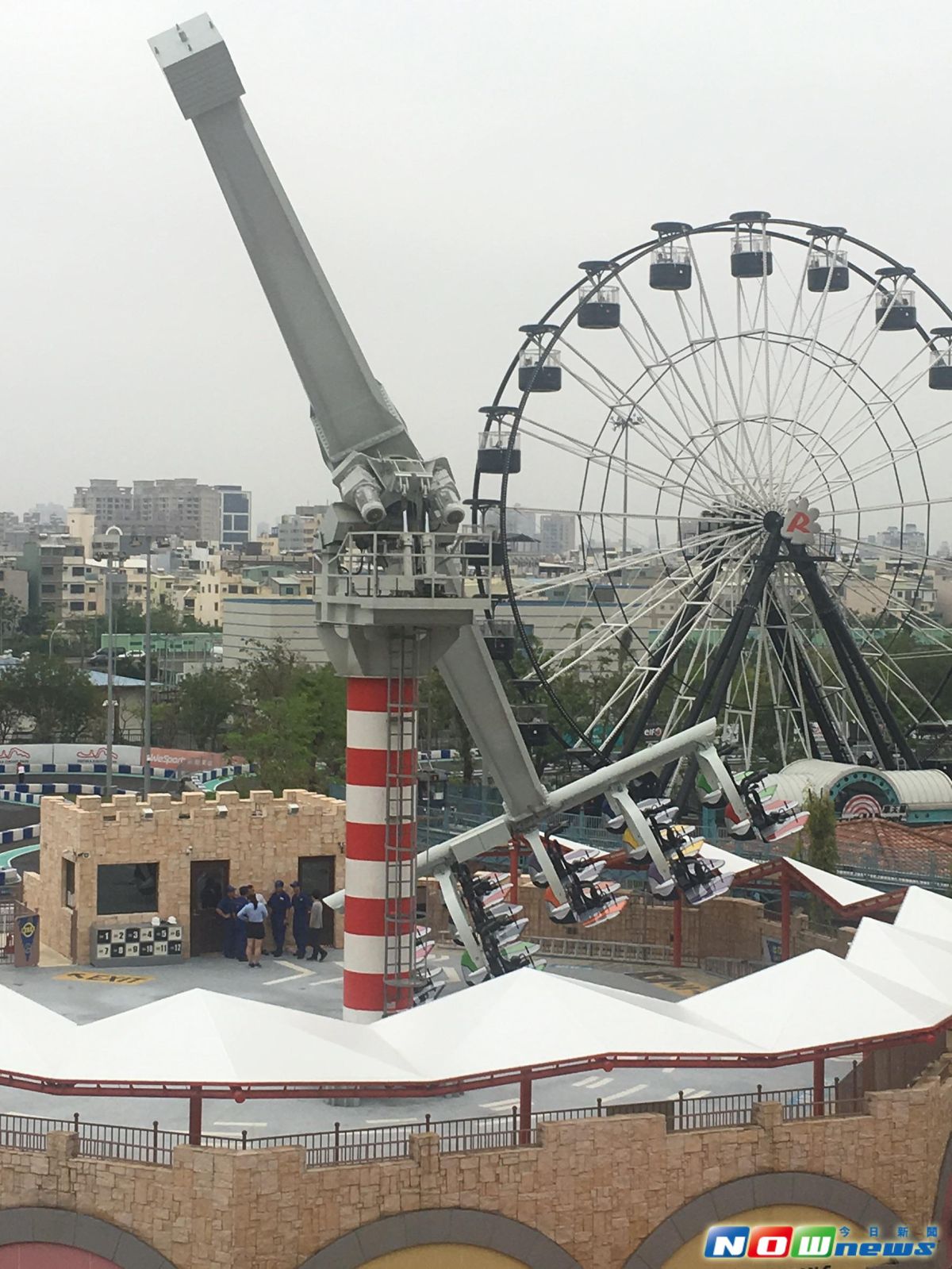 ▲高雄大魯閣草衙道22日驚傳遊樂設施「天空飛行家」故障，乘客受困半空中。（圖／記者宋德威攝，2017.4.22）