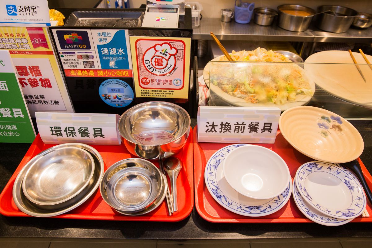 ▲太平洋SOGO百貨攜手全台8店、153家餐飲供應商，全面汰換員工餐廳、美食街及餐廳內用的餐具，共花費超過400萬。（圖／SOGO提供）
