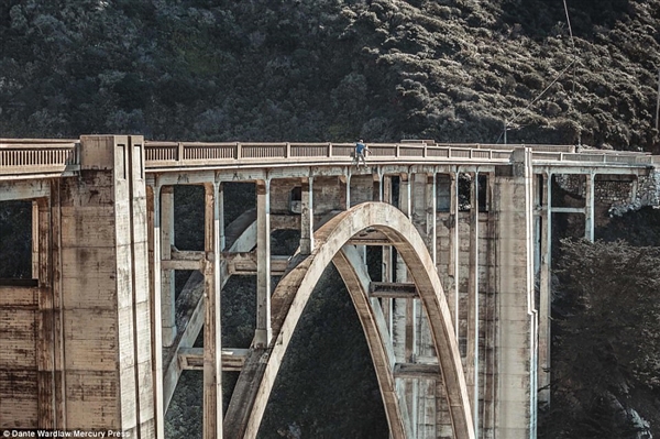 Dante在加州大蘇爾比克斯比奇橋中間，沒有佩戴任何安全措施的情況下，整個人懸掛在橋的邊緣。