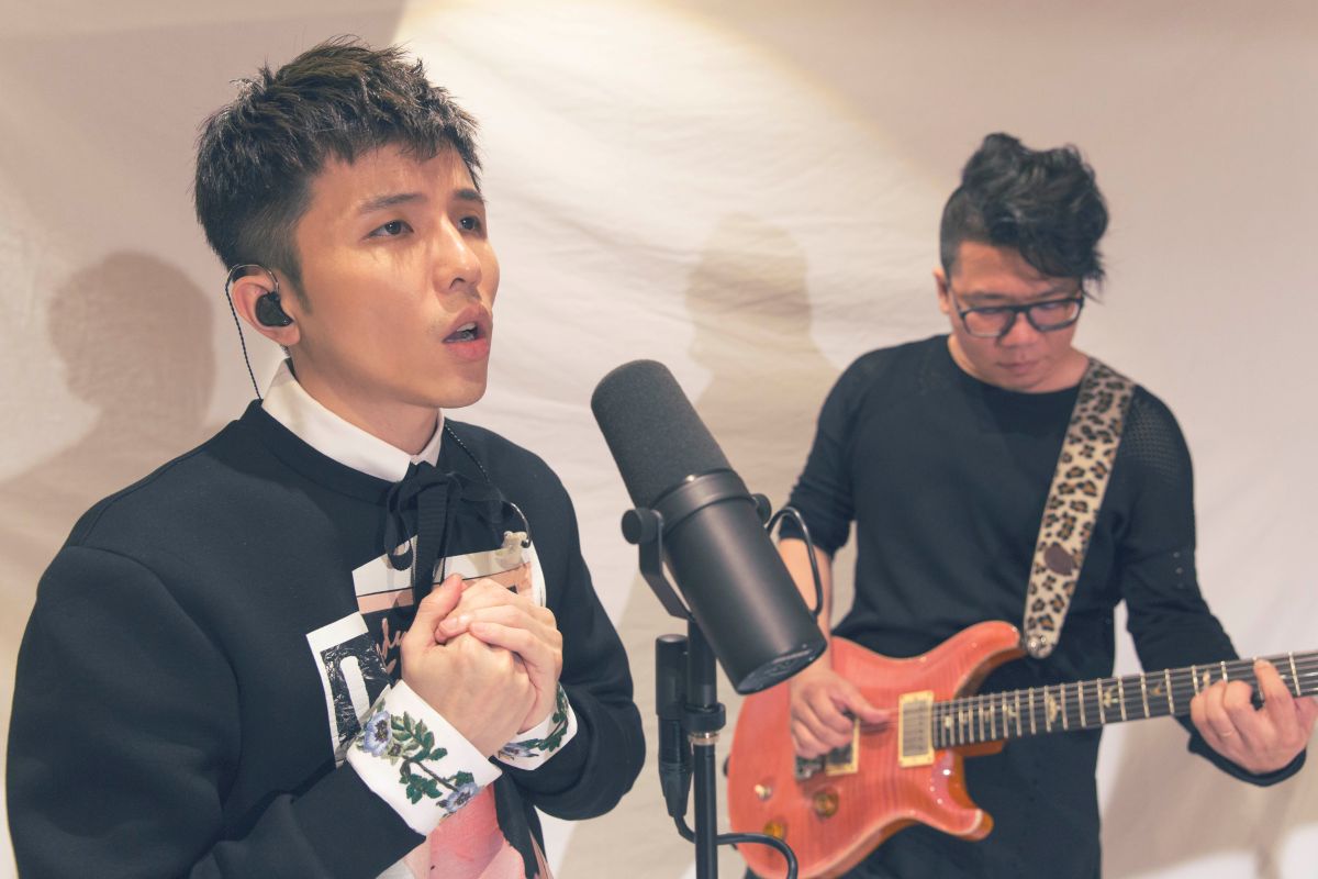 ▲小宇為宣傳錄製「經典Cover」短片。（圖／華納國際音樂提供，2017.04.07）