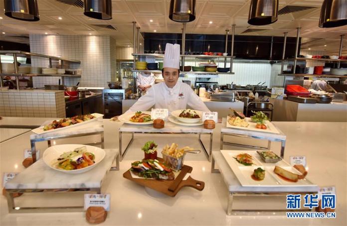 4月18日，迪士尼探索家酒店大廚在展示菜品。