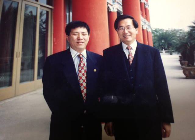 ▲前民進黨立委蔡啟芳22日在臉書po文發表聲明說，要求兒子、現任立委蔡易餘將《赦免法》修正案排入立法院司法委員會議程，否則將斷絕父子關係！（圖／翻攝自蔡啟芳臉書）