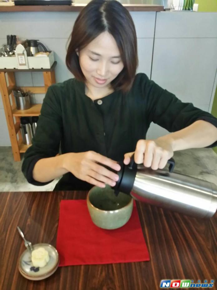 ▲茶悦堂是一家提供心靈沈澱的茶藝館，用茶碗品茗，熱水入注後，看著茶葉伸展枝葉，也是樂趣。（圖／記者金武鳳攝2017.4.18）