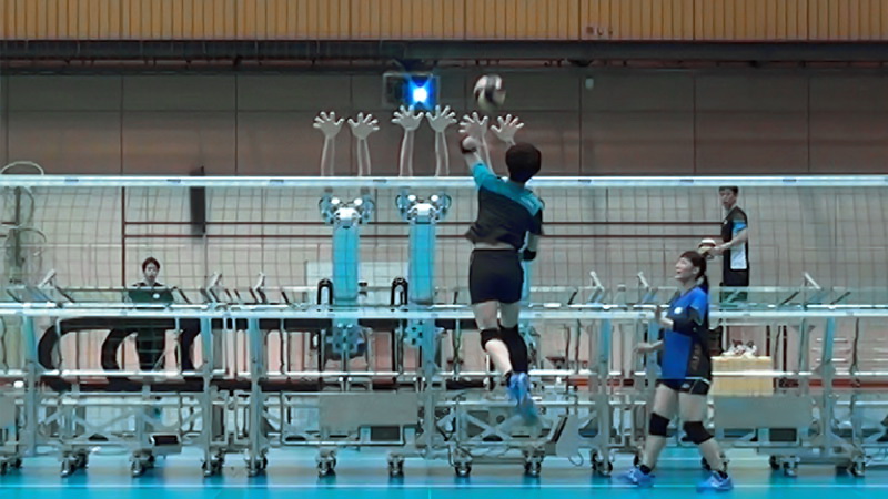 ▲日本排球協會決定引入機器人陪練。據國外媒體報導，目前日本女排已經在使用這種由築波大學研發的機器人，作為練習對手，主要訓練扣殺技術的示範影片。（圖／翻攝自YouTube，下同）