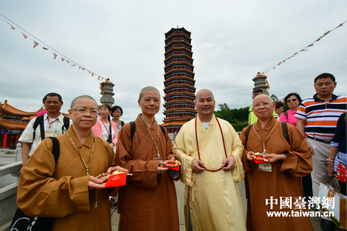 澄邁金山寺昌樂法師（前排左三）於4月12日上午會見參訪團。