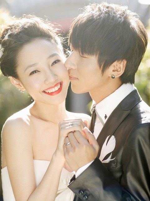 卓偉爆料出白百合婚內出軌的一系列影片。