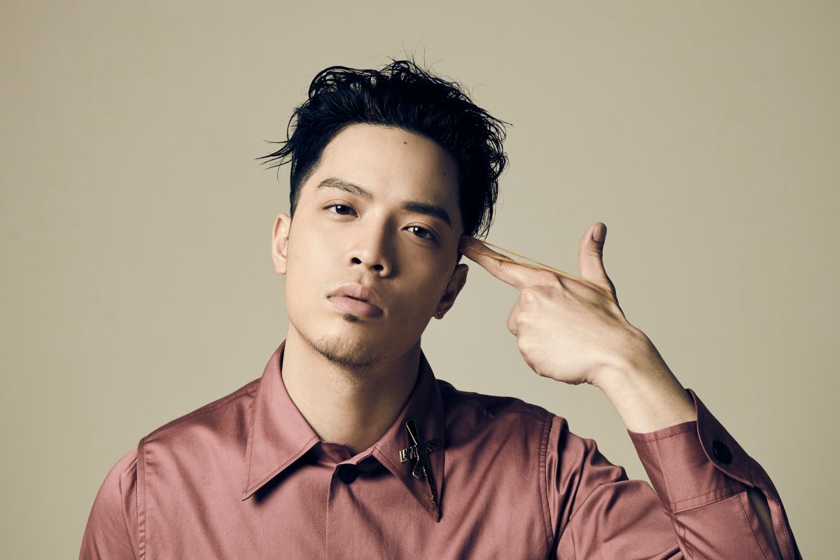 ▲J.Sheon招牌動作比出雙手雙槍指著嘴角，暗指嘴砲就是自己的武器！（圖／索尼音樂提供，2017.04.14）