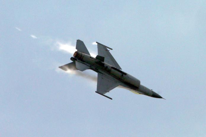 ▲空軍455聯隊14日辦理「F-16戰機接機20週年慶祝活動」，安排該型機進行單機飛行特技表演，展現優異性能。（圖／軍聞社）