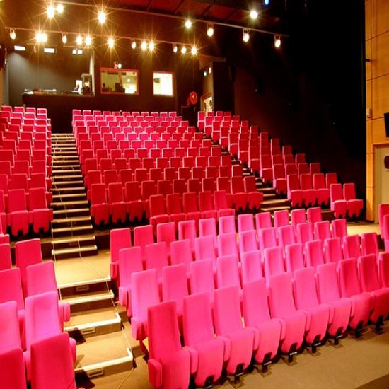 ▲劇院座椅都是紅色？原來有特殊功能！（圖／翻攝自維基百科）