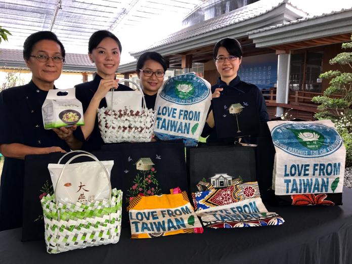 ▲國際慈善袋袋傳　慈悲之愛心相繫。（圖／慈濟基金會提供）